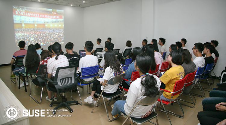 四川轻化工大学学生观看现场.JPG 四川轻化工大学学生观看现场.JPG