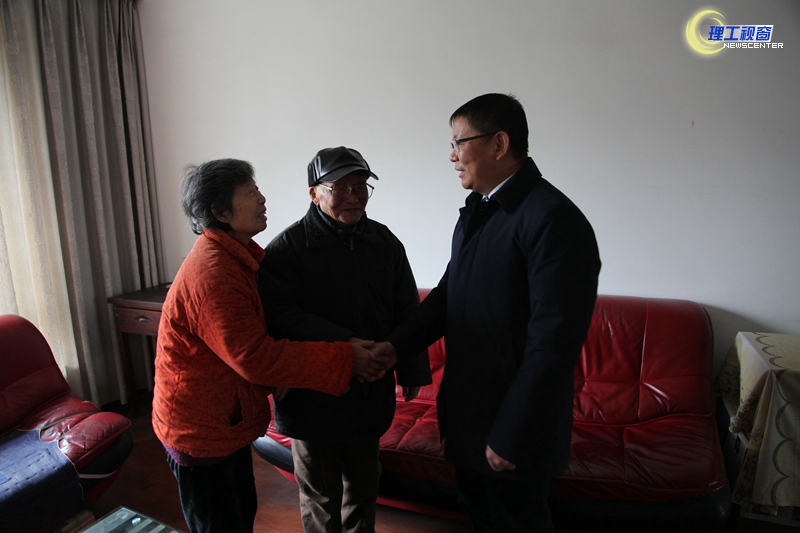 2018-2-5 慰问困难党员 2.jpg 2018-2-5 慰问困难党员 2.jpg
