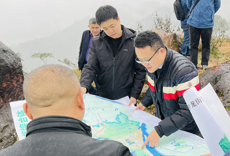 “博士团”下基层调研（经济学院供图）.jpg