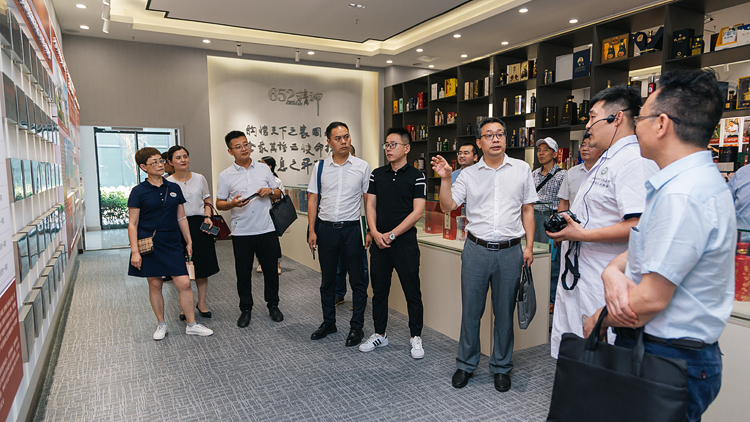 XCB_6039.jpg XCB_6039.jpg