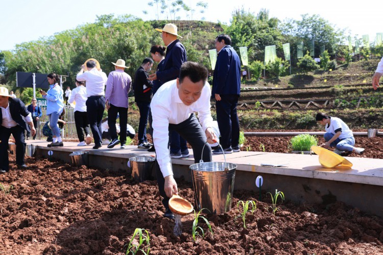 庹先国校长出席“五粮液种粮大典并致辞2.jpg