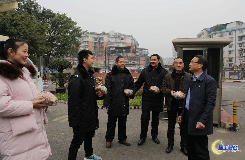 肖校长慰问保卫值班人员.jpg 肖校长慰问保卫值班人员.jpg