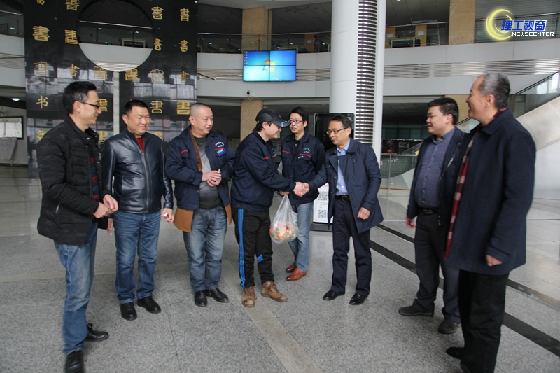 肖校长慰问图书馆值班人员 2.jpg 肖校长慰问图书馆值班人员 2.jpg