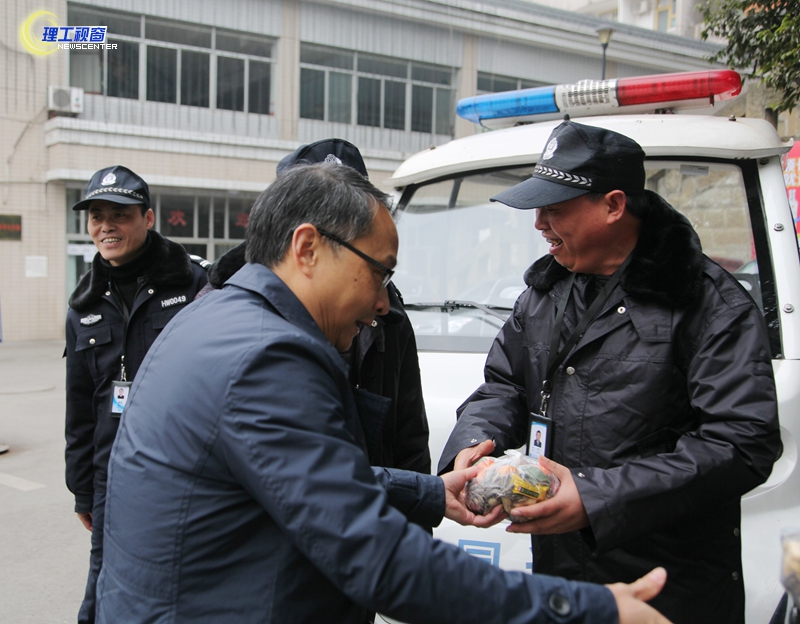 肖校长慰问保卫值班人员2.jpg 肖校长慰问保卫值班人员2.jpg