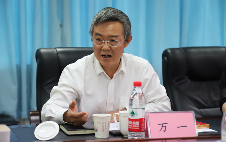 座谈会领导万一特写.JPG