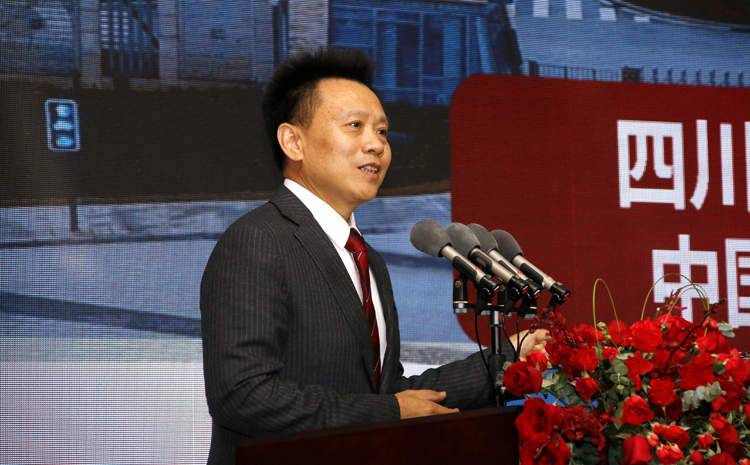 庹先国校长应邀出席”中国浓香白酒技术峰会”并作主旨报告1.jpg 庹先国校长应邀出席”中国浓香白酒技术峰会”并作主旨报告1.jpg