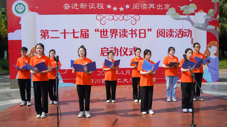 学生代表朗诵.jpg