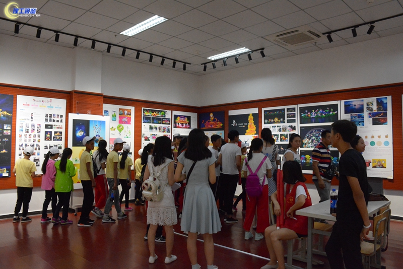 雅江孩子参观美术展.JPG