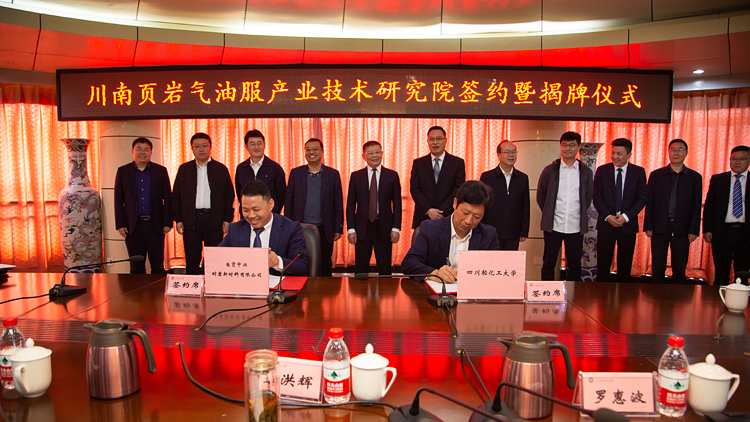 XCB_5310.jpg XCB_5310.jpg