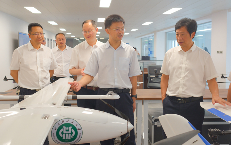 图4-领导参观智能无人系统研究院及无人机产业学院照.JPG